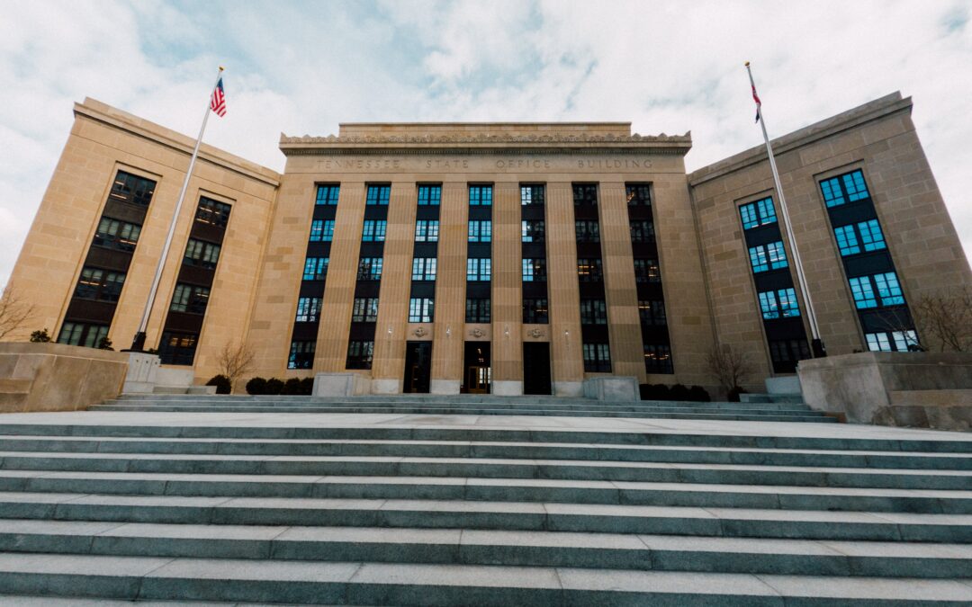  Fed Holds Rates at 22-Year High, Signals Concern On Yield Rise
